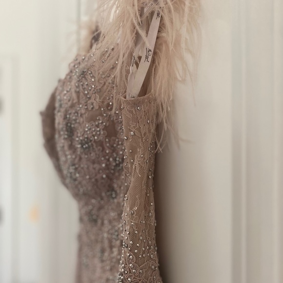 Mac Duggel cream color with sequence and feather off the shoulder - Picture 9 of 9